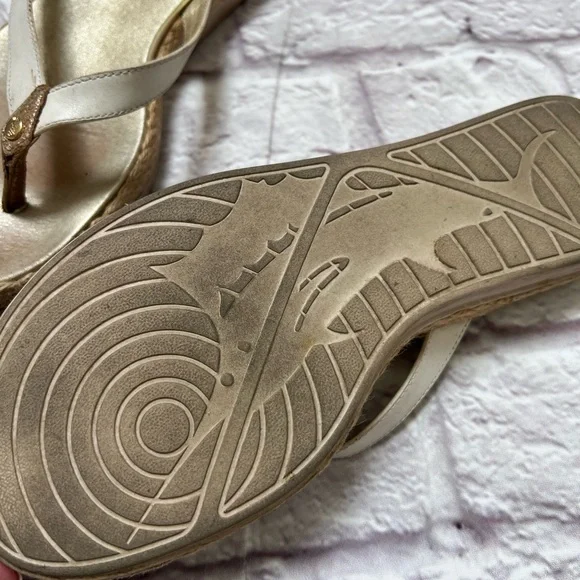Tommy Bahama white & gold flip flops relaxology - Picture 6 of 6